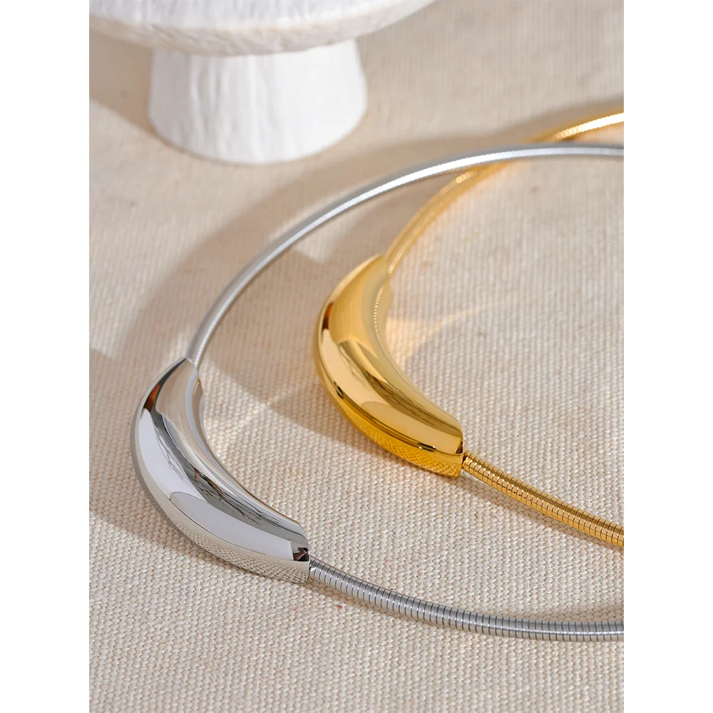 Geometric chain necklace in gold-plated stainless steel.