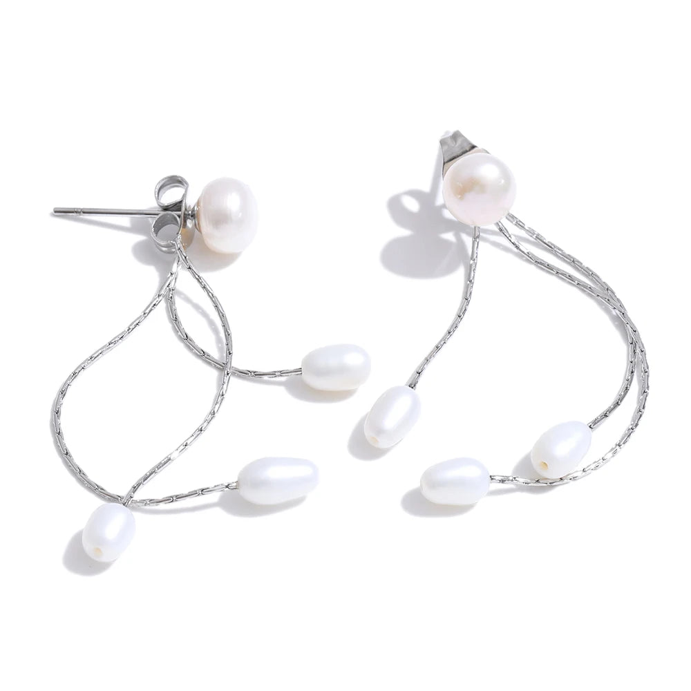 Freshwater pearl geometric chain earrings in gold-plated stainless steel with freshwater pearl.