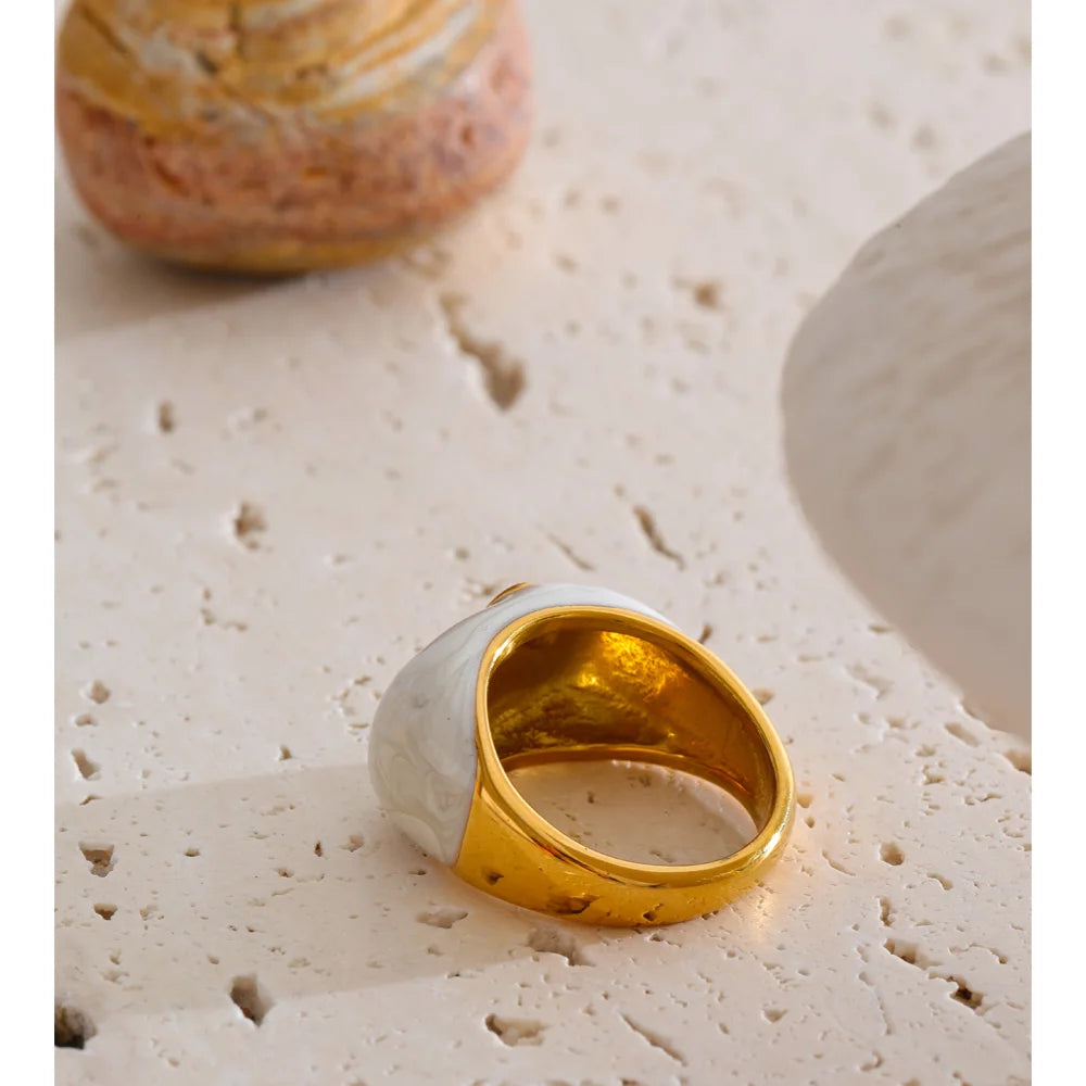White enamel heart ring in 18K gold-plated stainless steel with enamel.