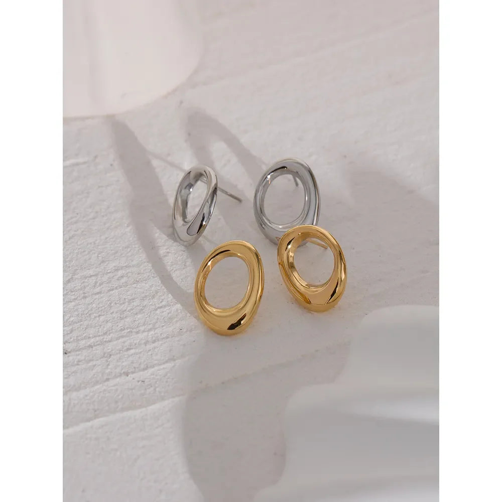 Minimalist geometric earrings in gold-plated stainless steel.