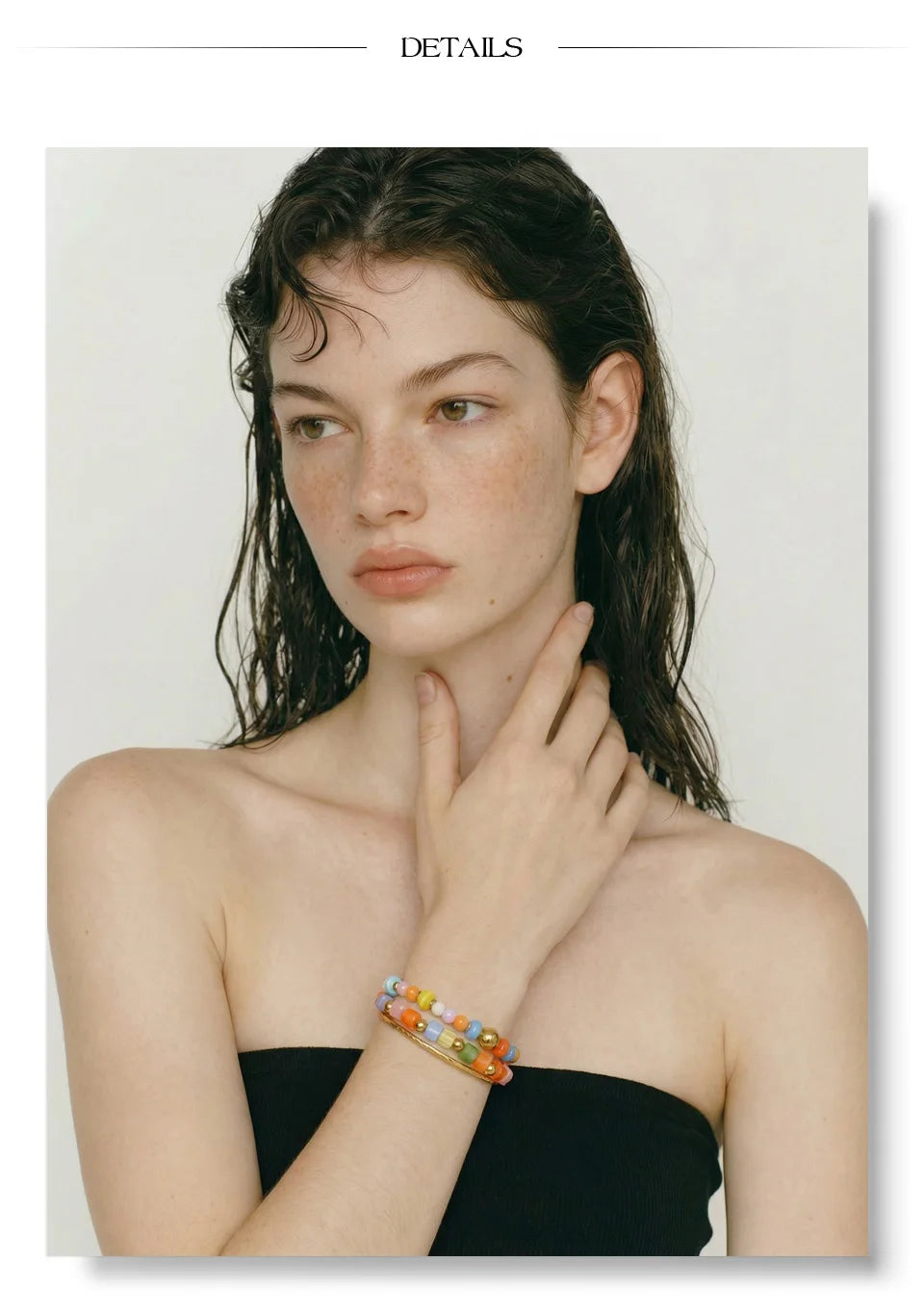 Resin acrylic beaded bracelet in gold-plated stainless steel with resin and acrylic.
