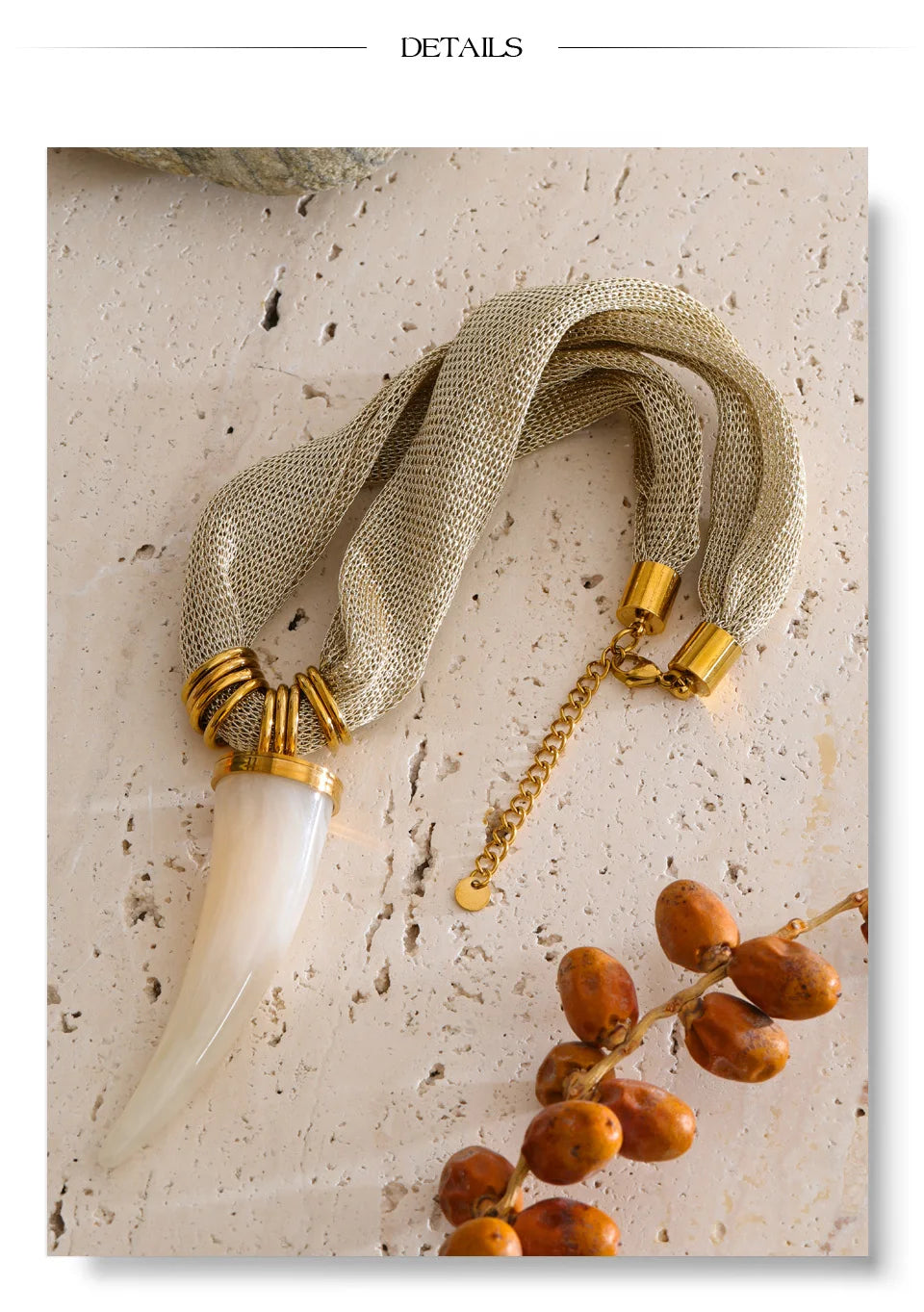Resin geometric chain necklace in gold-plated stainless steel with resin.