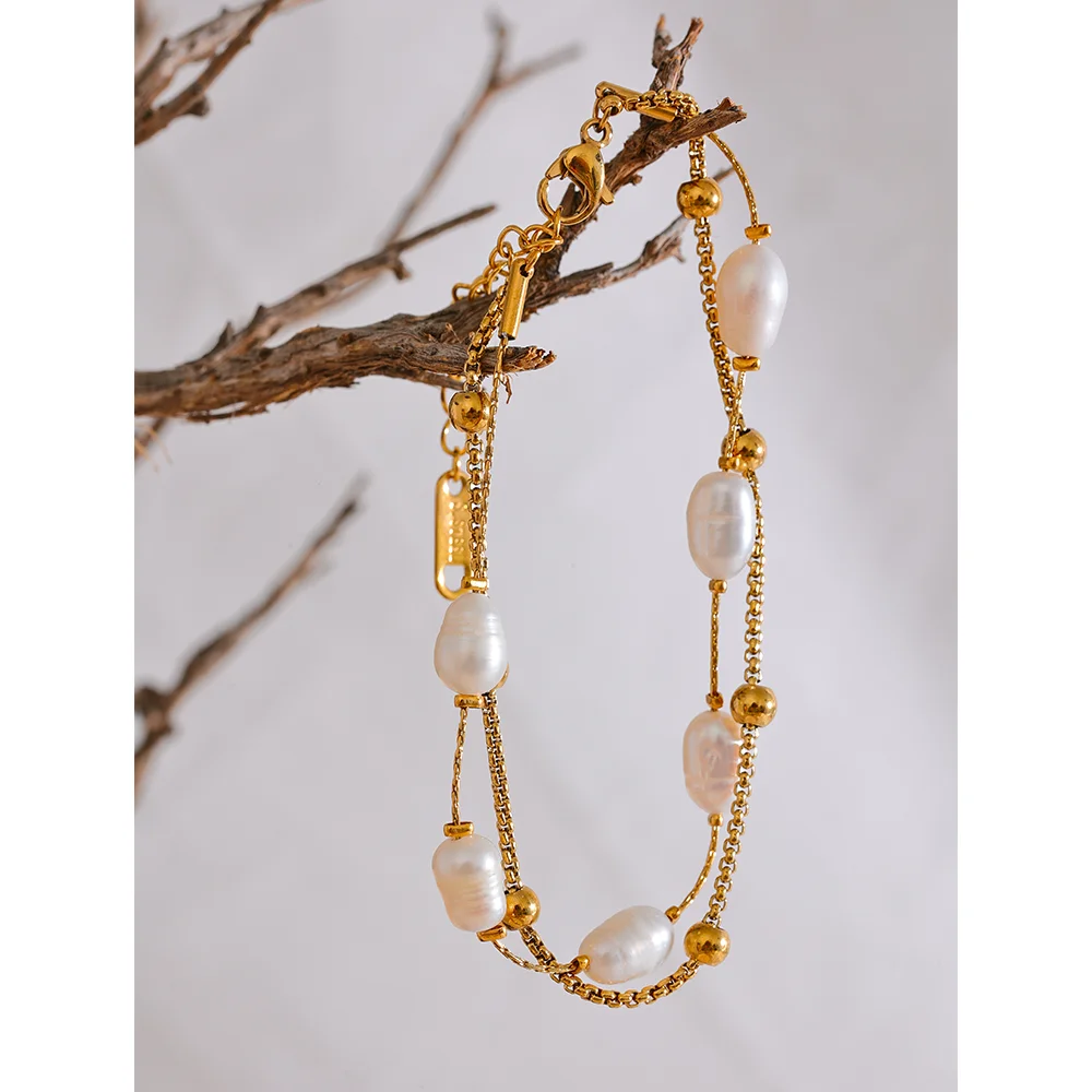Freshwater pearl geometric chain necklace in gold-plated stainless steel with freshwater pearl.