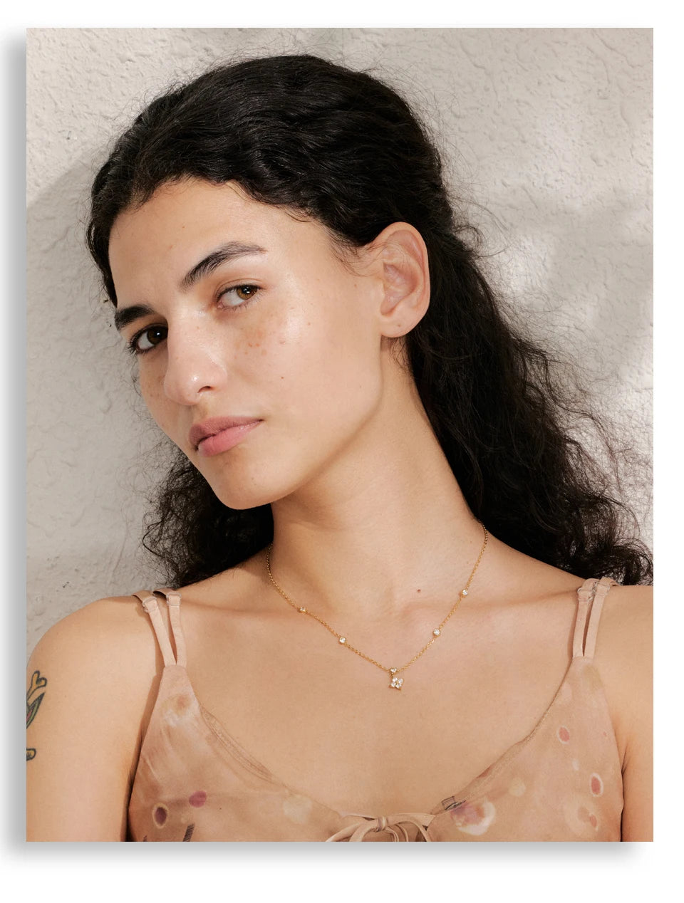 Cubic zirconia flower necklace in gold-plated stainless steel with cubic zirconia.
