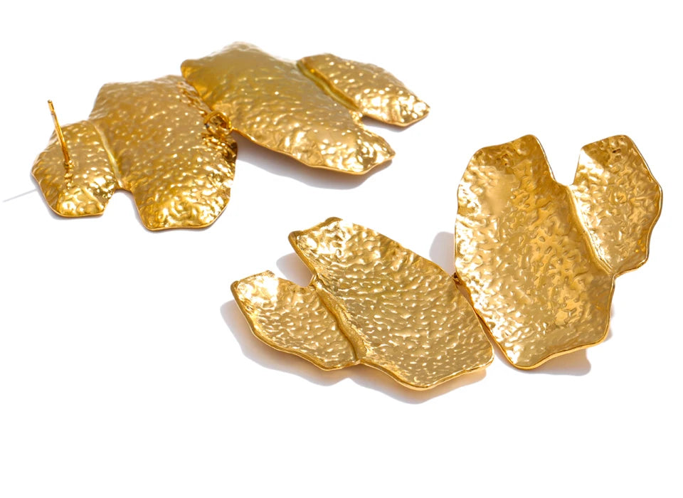 Hammered geometric earrings in gold-plated stainless steel.