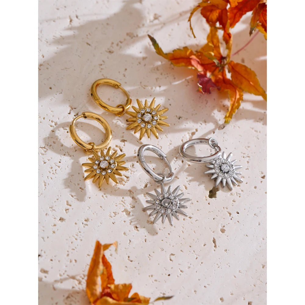 Cubic zirconia sun geometric earrings in gold-plated stainless steel with cubic zirconia.
