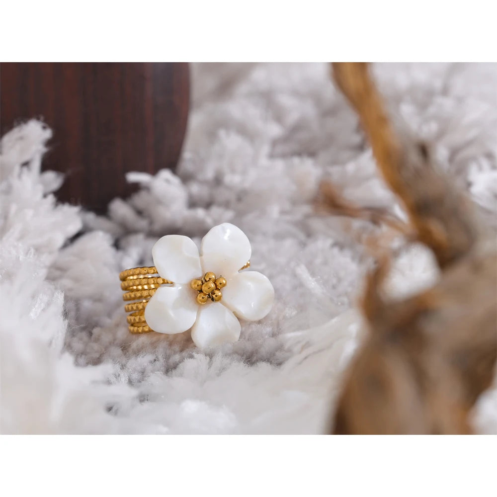Shell flower ring in 18K gold-plated stainless steel with shell.