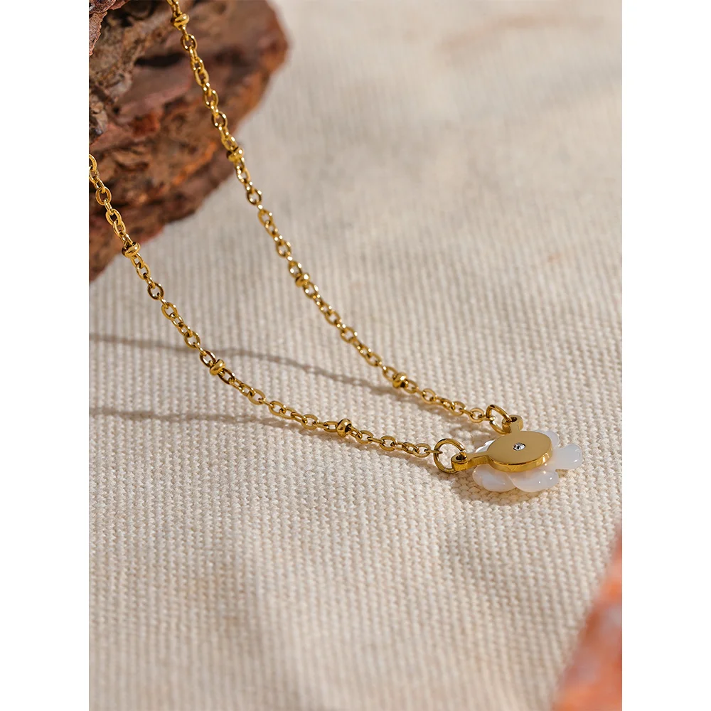 Shell flower chain necklace in gold-plated stainless steel with shell.