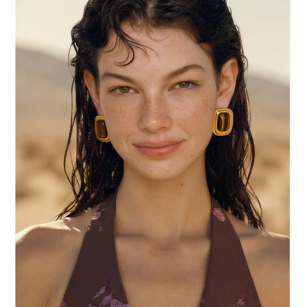 Natural stone geometric earrings in gold-plated stainless steel with natural stone.