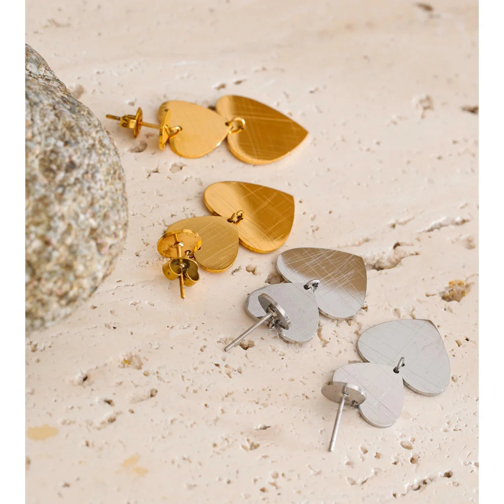 Heart earrings in gold-plated stainless steel.