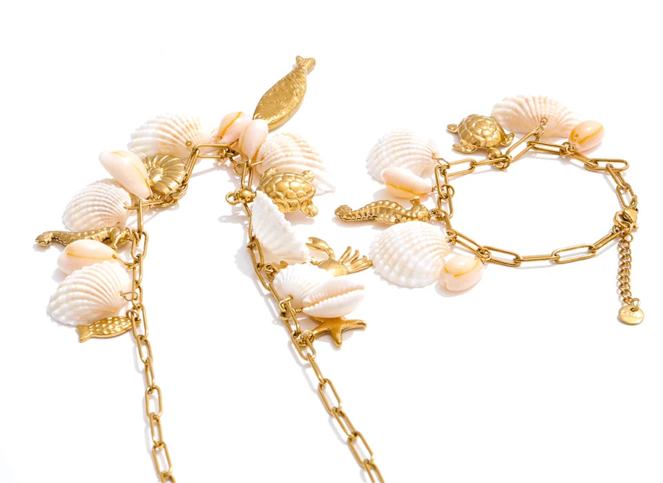 Shell geometric necklace in gold-plated stainless steel with shell.