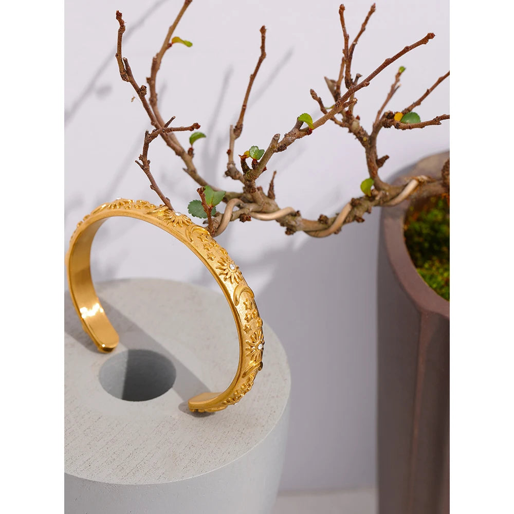 Star moon sun bracelet in gold-plated stainless steel.