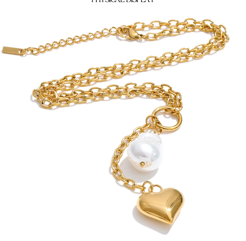 Pearl heart geometric necklace in gold-plated stainless steel with pearl.