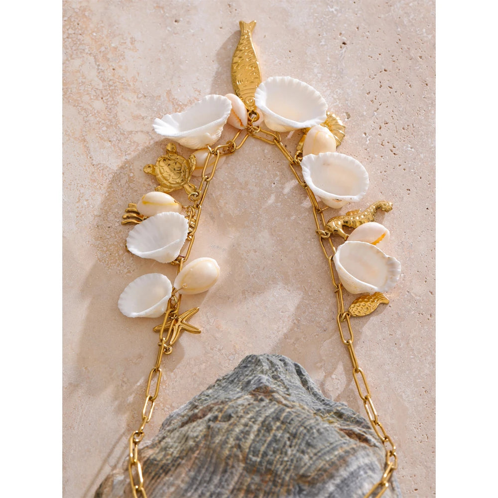 Shell geometric necklace in gold-plated stainless steel with shell.