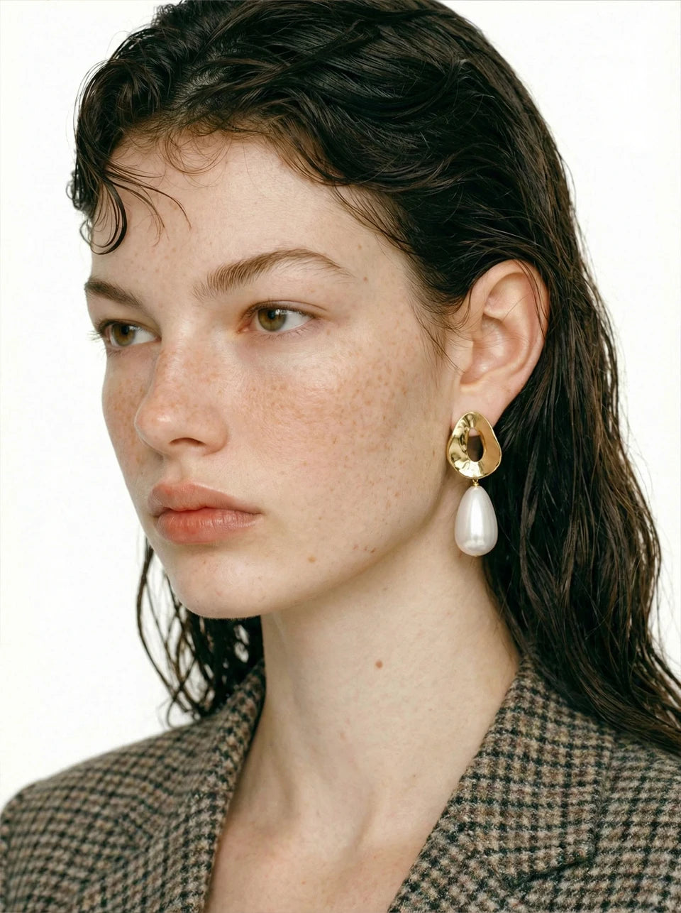 Pearl geometric earrings in gold-plated stainless steel with pearl.