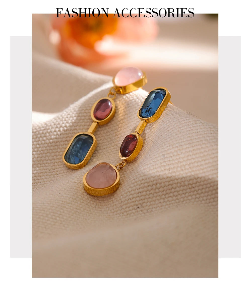 Natural stone geometric earrings in gold-plated 316L stainless steel with natural stone.