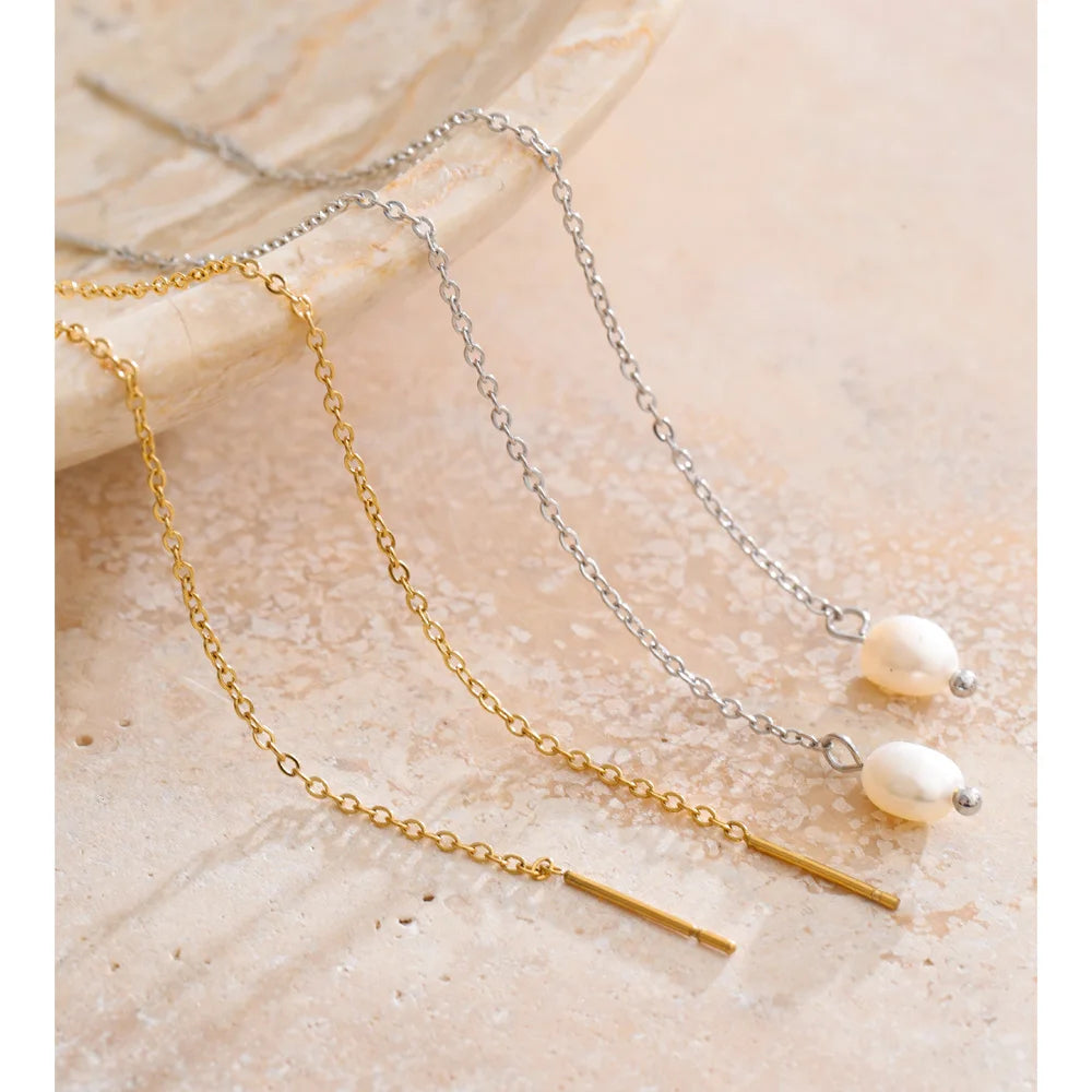 Freshwater pearl geometric chain earrings in gold-plated stainless steel with freshwater pearl.