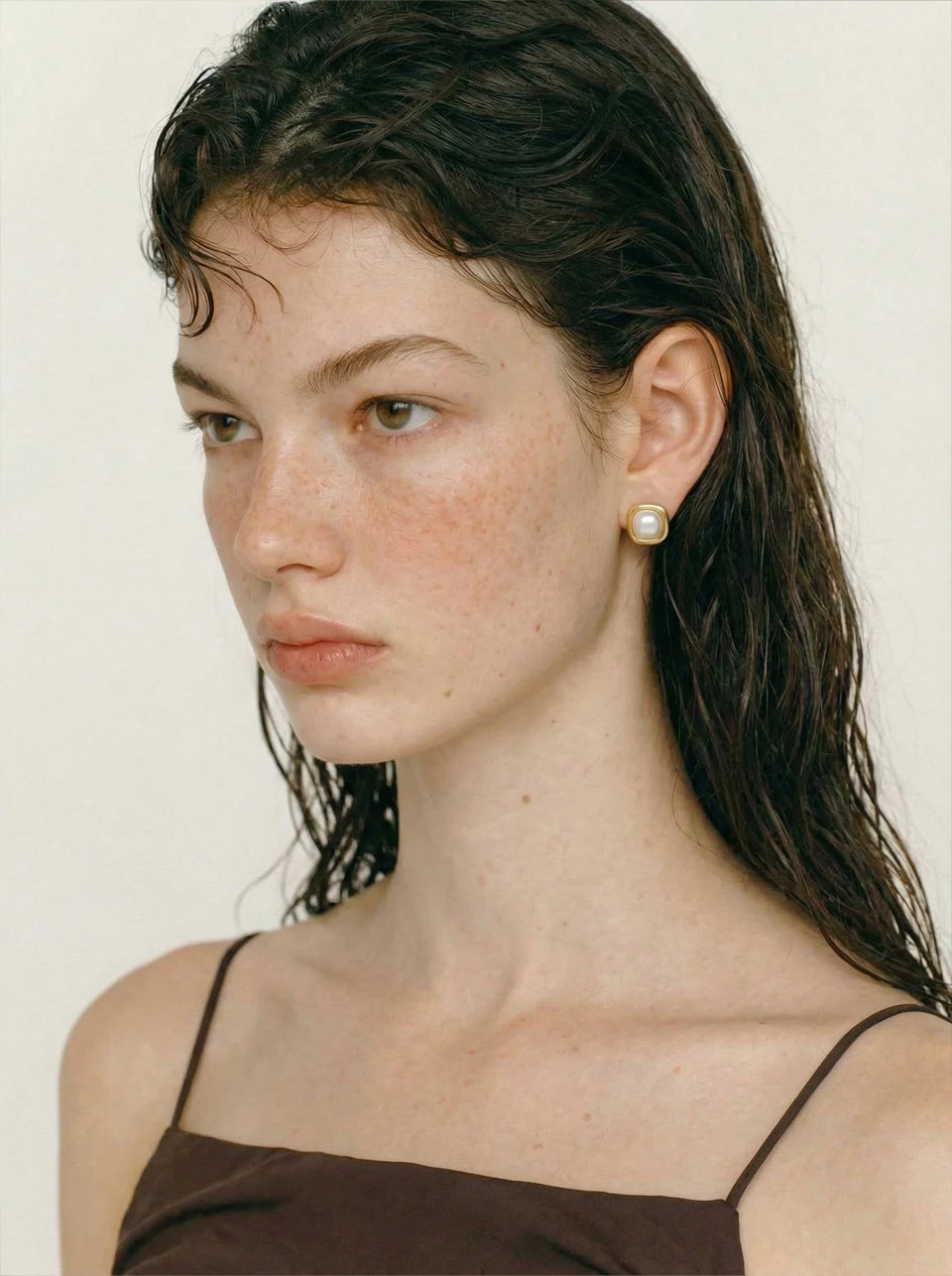 Pearl geometric earrings in gold-plated stainless steel with pearl.