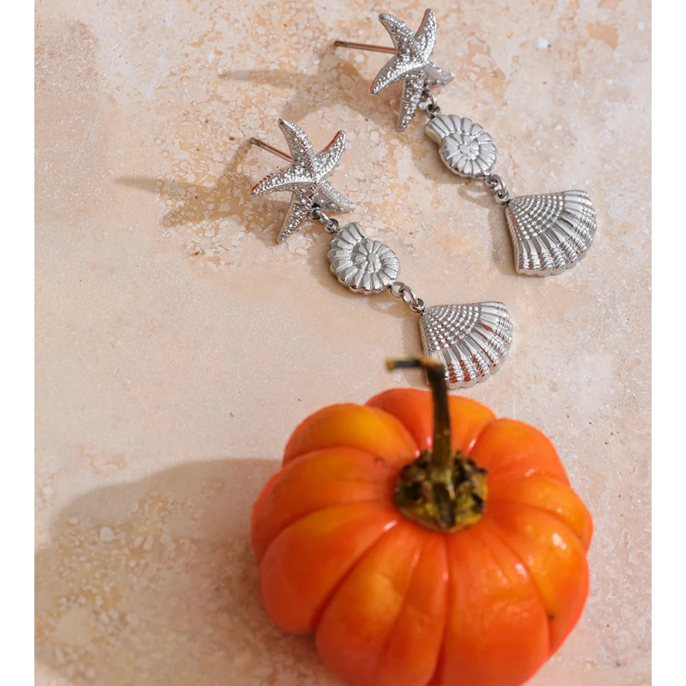 Shell star geometric earrings in gold-plated stainless steel with shell.