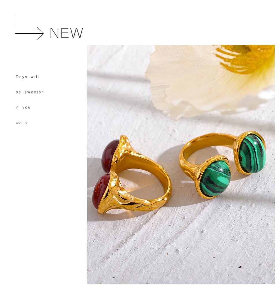 Red natural stone vintage ring in 18K gold-plated stainless steel with natural stone.