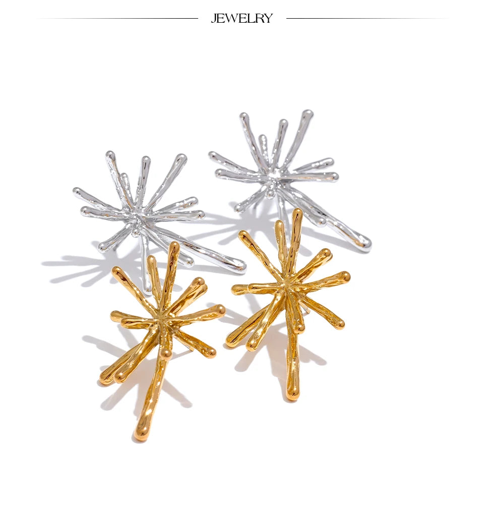 Hammered geometric earrings in gold-plated 316L stainless steel.