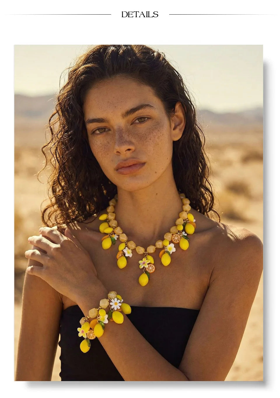 Resin geometric necklace in gold-plated stainless steel with resin.