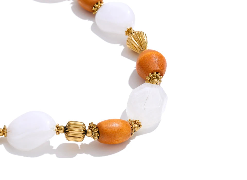 Resin beaded geometric necklace in gold-plated stainless steel with resin.