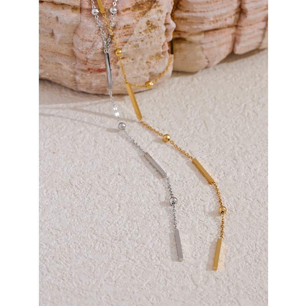 Geometric chain necklace in gold-plated 316L stainless steel.