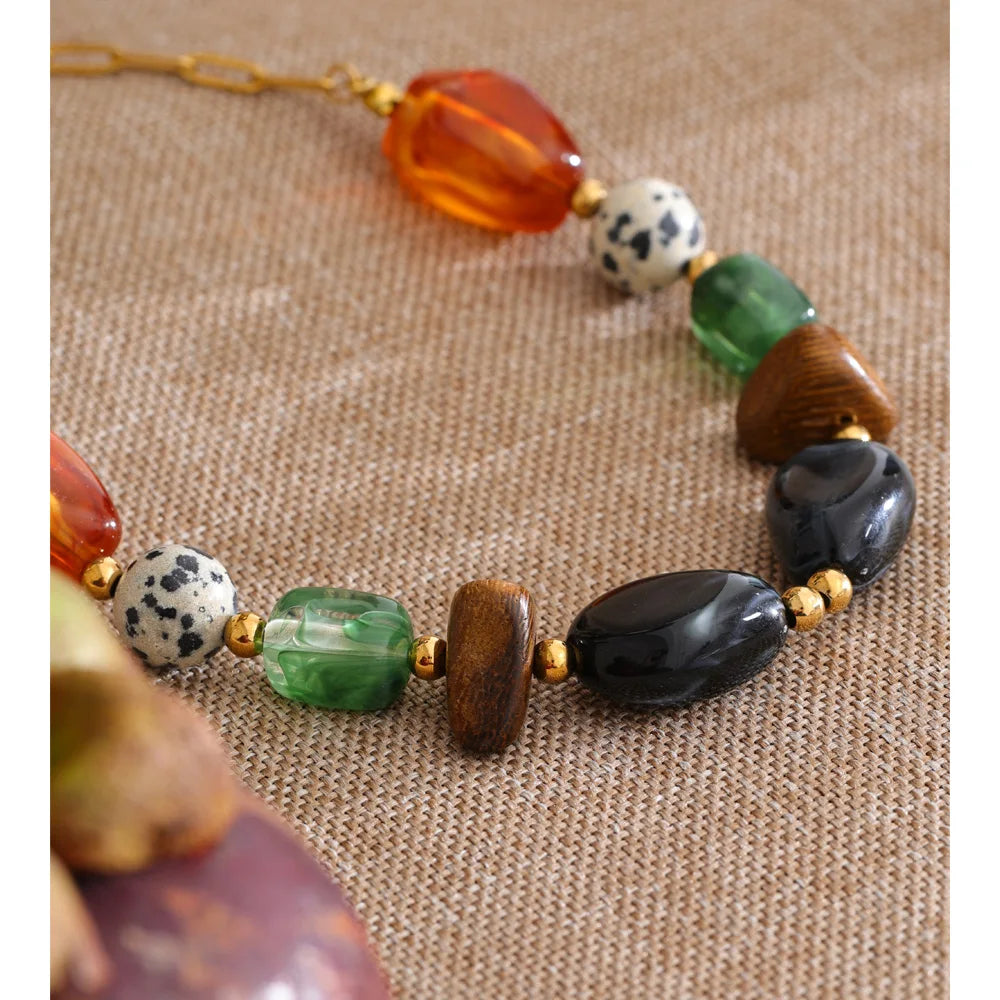 Resin natural stone beaded necklace in gold-plated stainless steel with natural stone and resin.