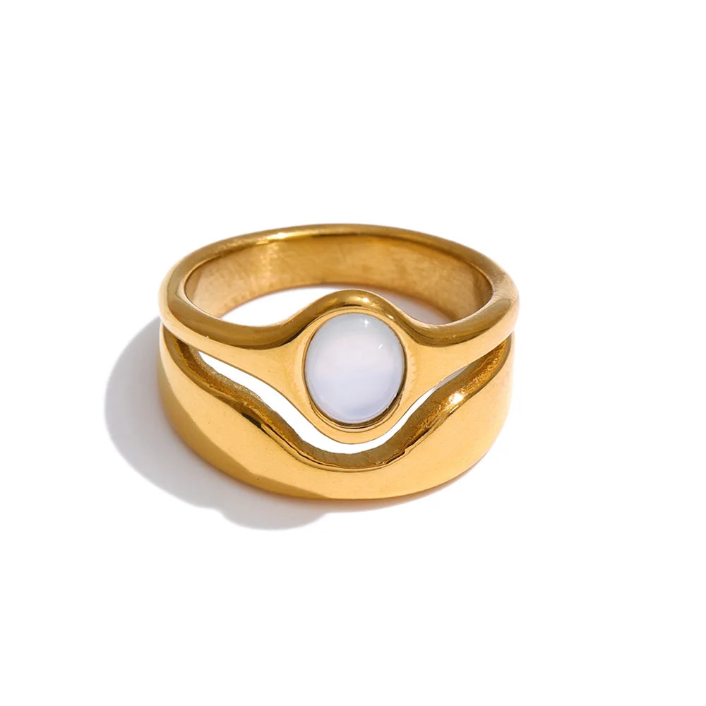 Shell geometric ring in 18K gold-plated stainless steel with shell.