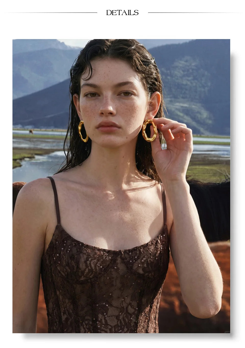 Geometric earrings in gold-plated stainless steel.