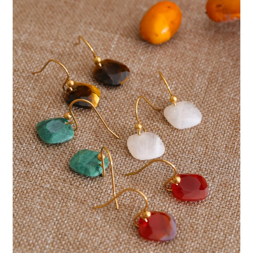Natural stone geometric earrings in gold-plated stainless steel with natural stone.