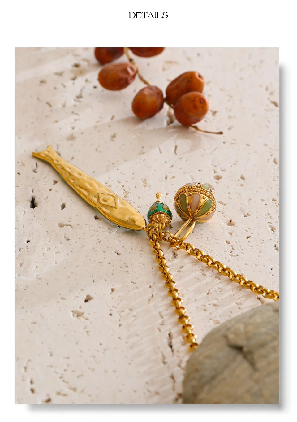 Enamel geometric chain necklace in gold-plated stainless steel with enamel.