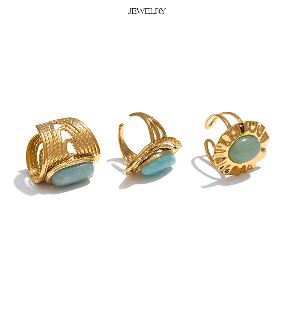 Green natural stone geometric ring in 18K gold-plated stainless steel with natural stone.