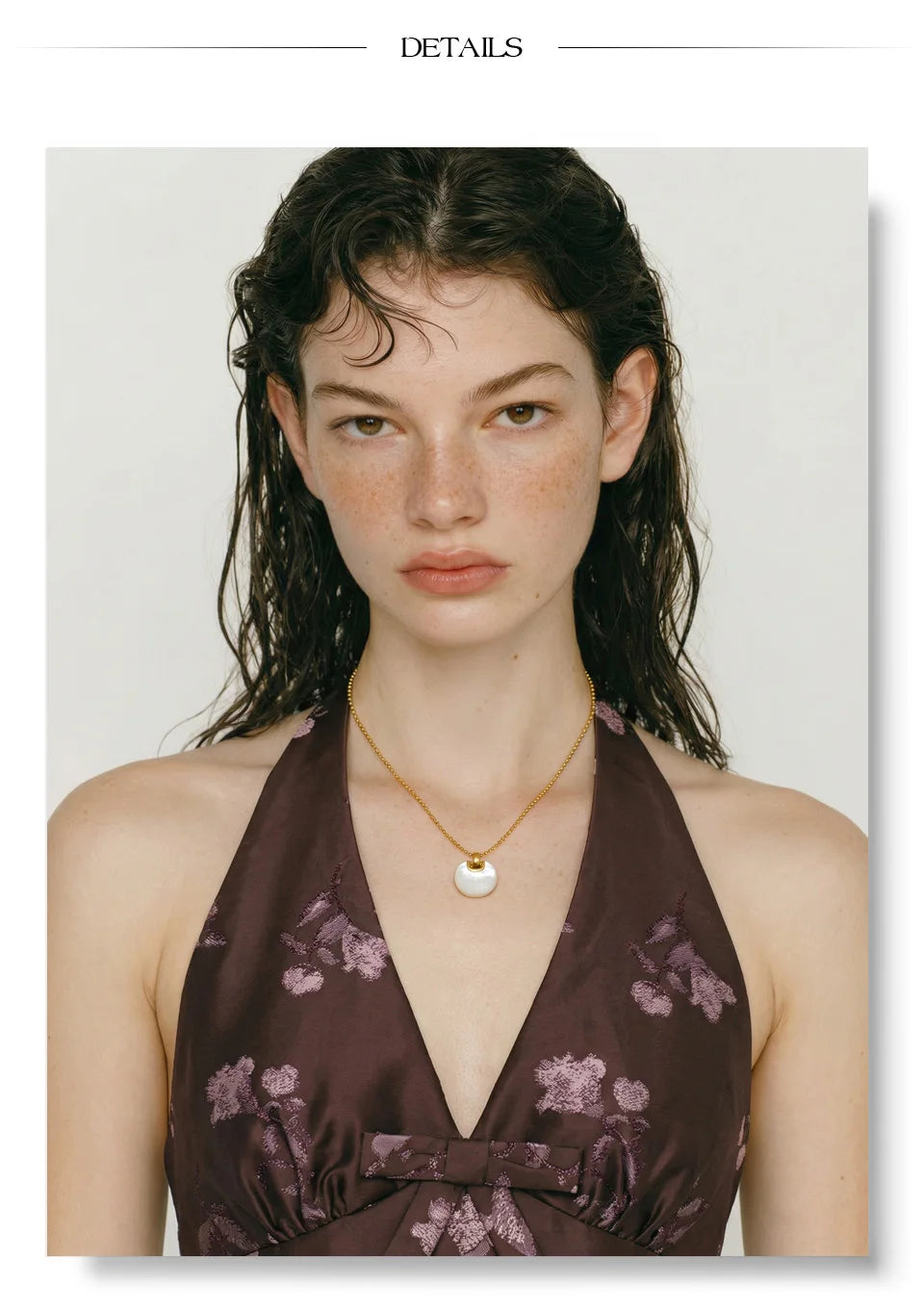 Shell geometric necklace in gold-plated stainless steel with shell.