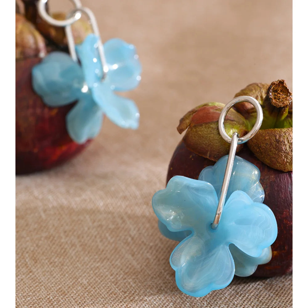Resin flower earrings in gold-plated stainless steel with resin.