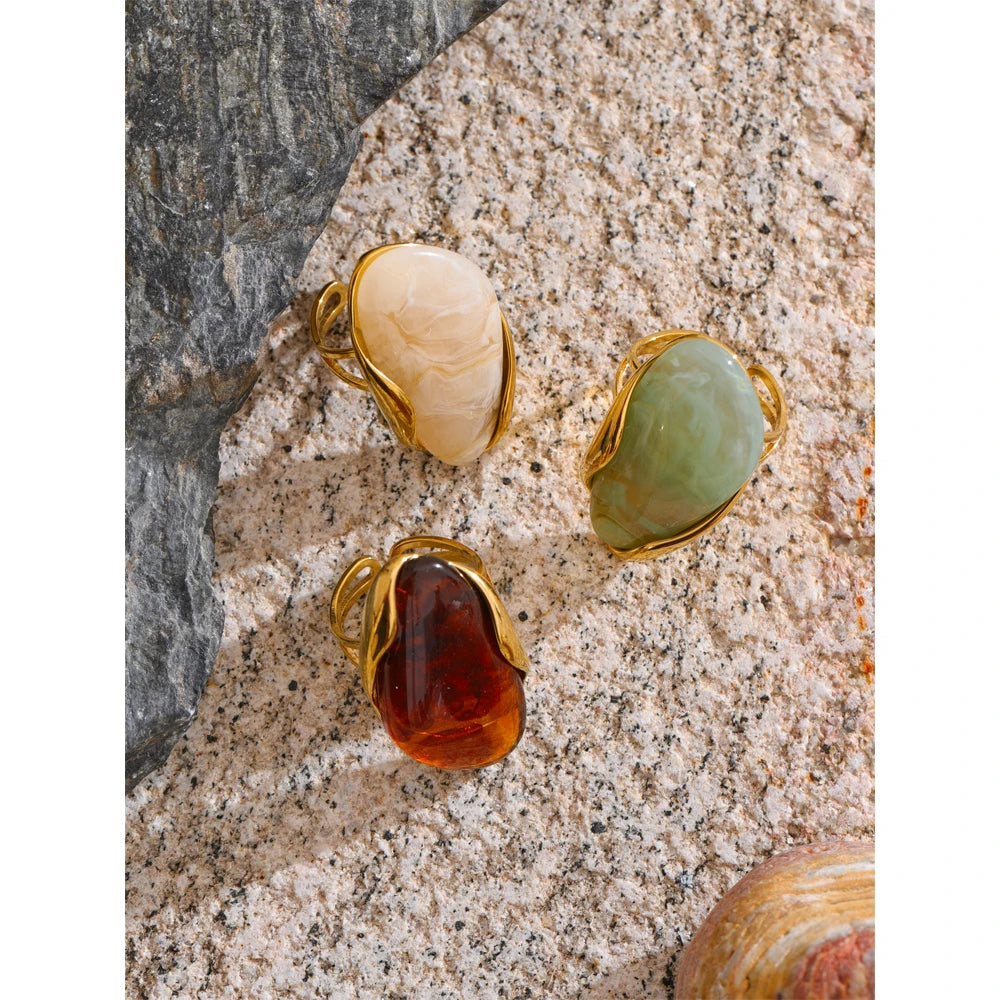 Green resin geometric ring in 18K gold-plated stainless steel with resin.