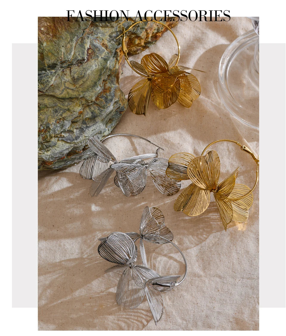 Flower geometric earrings in gold-plated stainless steel.