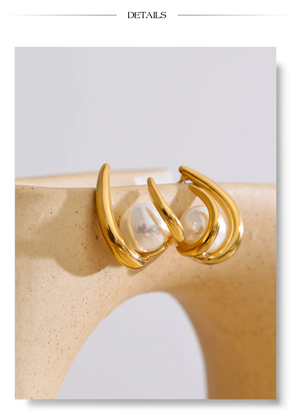 Pearl geometric earrings in gold-plated stainless steel with pearl.