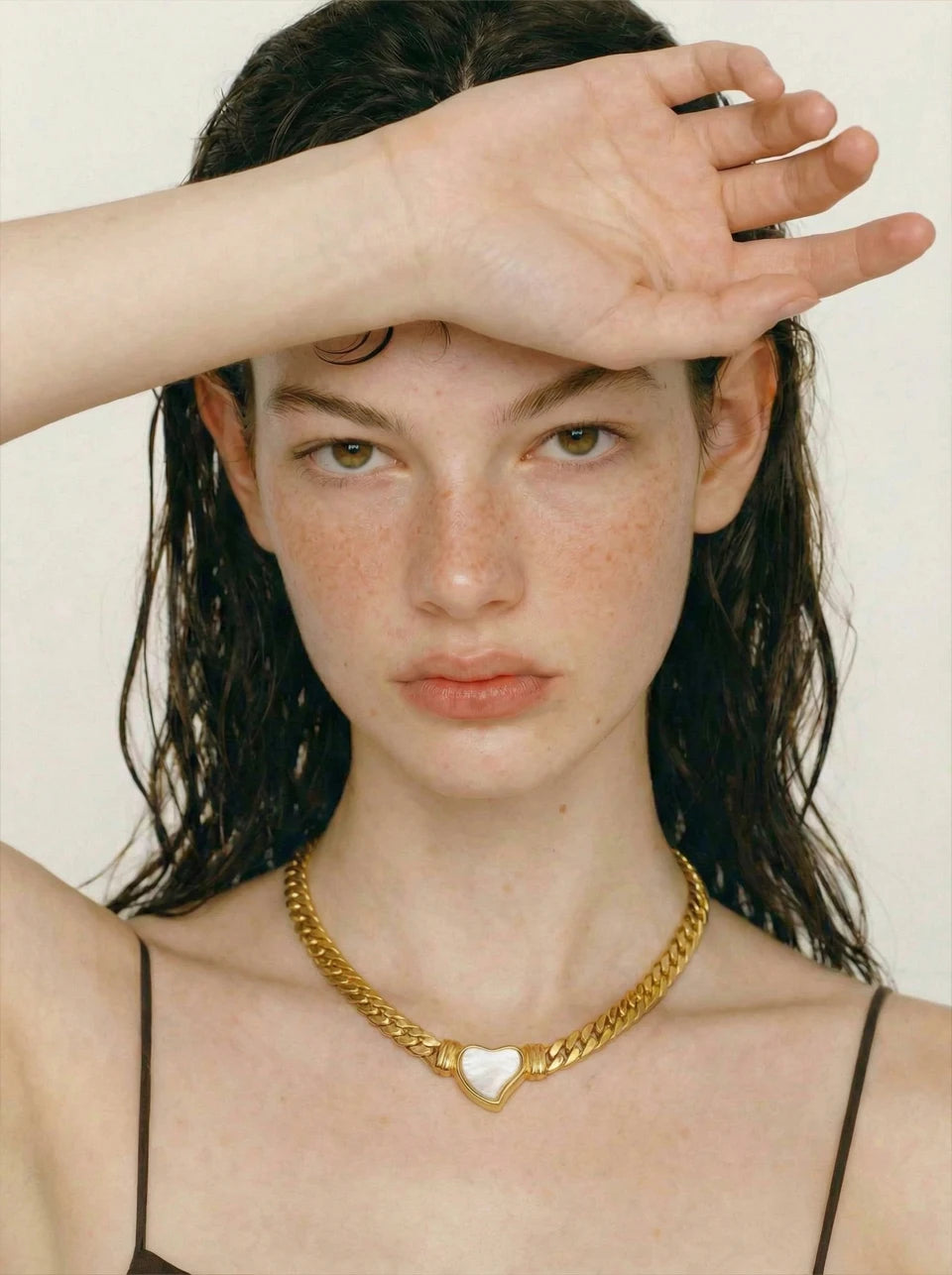 Shell heart chain necklace in gold-plated stainless steel with shell.