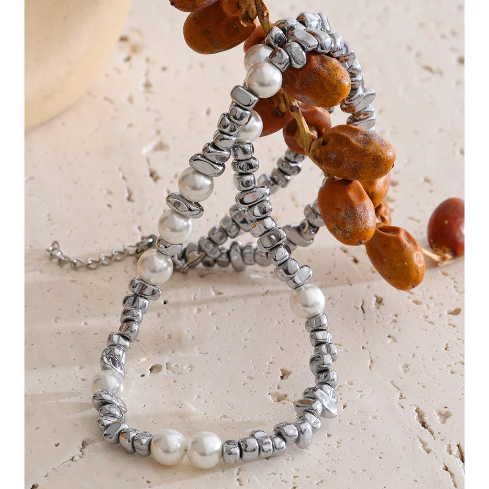 Pearl beaded geometric necklace in gold-plated stainless steel with pearl.