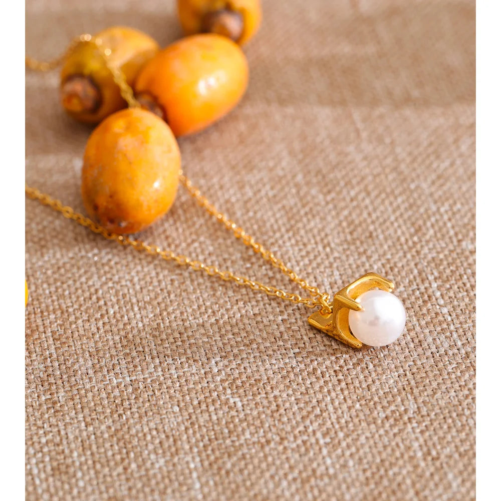 Pearl geometric necklace in gold-plated stainless steel with pearl.
