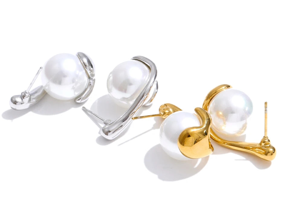 Pearl geometric earrings in gold-plated stainless steel with pearl.