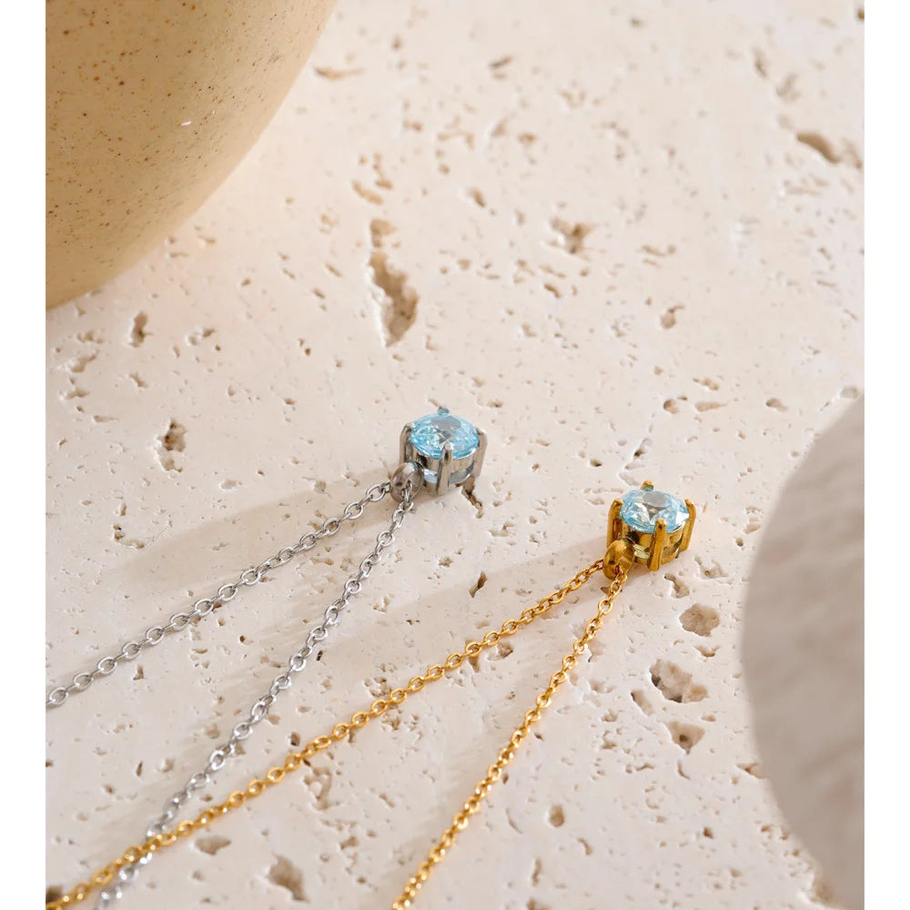 Cubic zirconia flower geometric necklace in gold-plated stainless steel with cubic zirconia.
