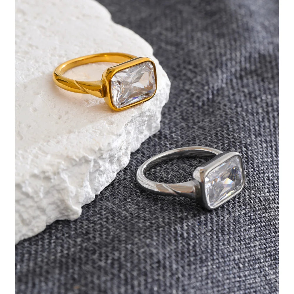 Cubic zirconia geometric ring in 18K gold-plated stainless steel with cubic zirconia.