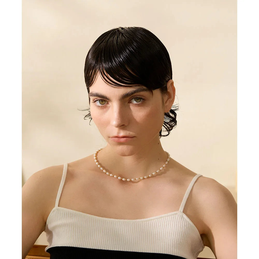 Freshwater pearl geometric necklace in gold-plated stainless steel with freshwater pearl.