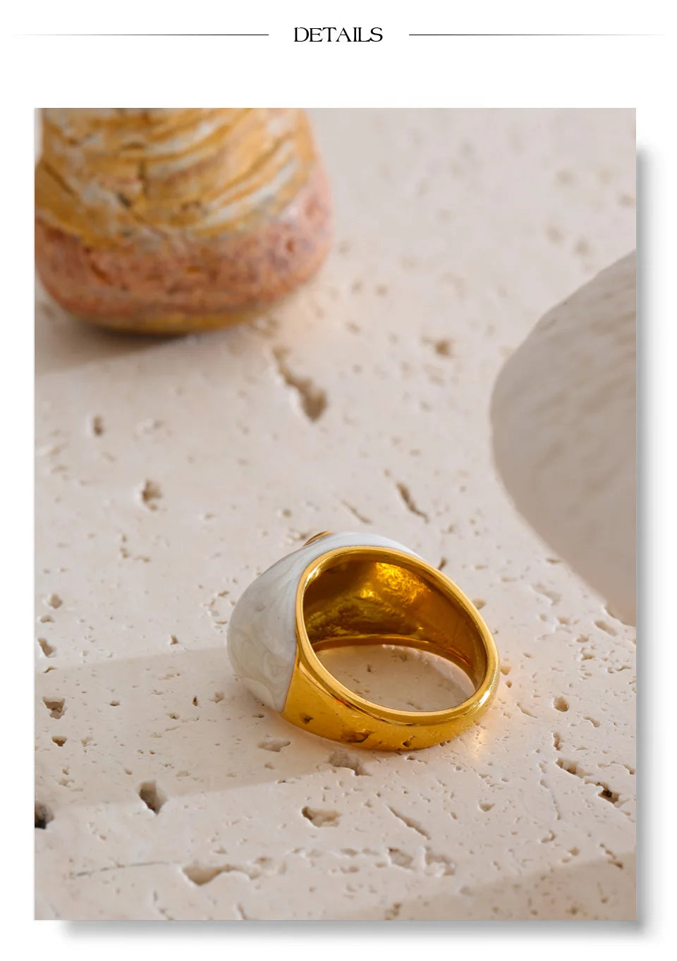 White enamel heart ring in 18K gold-plated stainless steel with enamel.