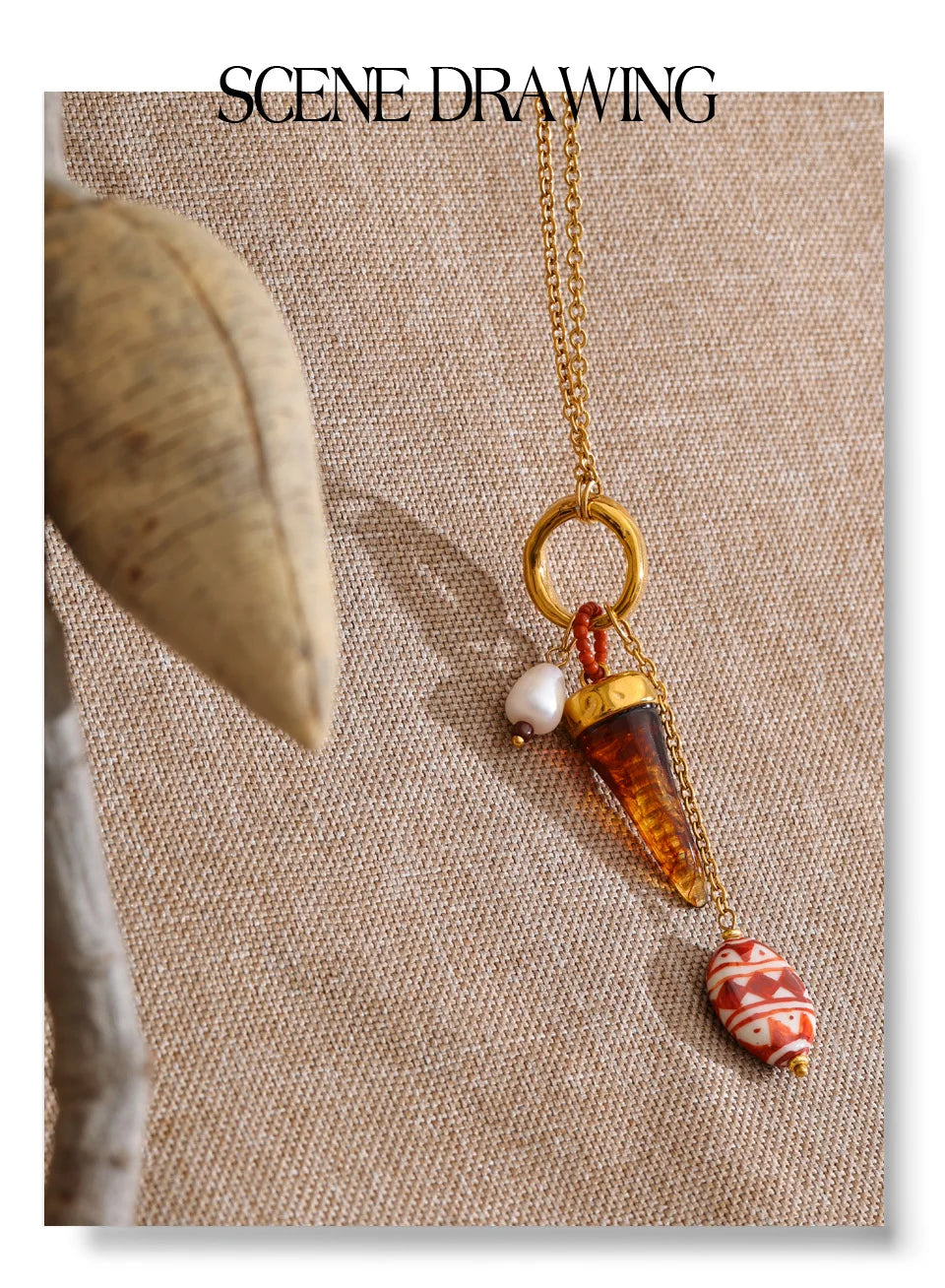 Resin geometric necklace in gold-plated stainless steel with resin.