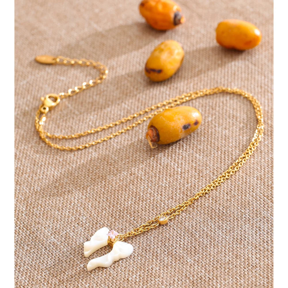 Shell butterfly necklace in gold-plated stainless steel with shell.