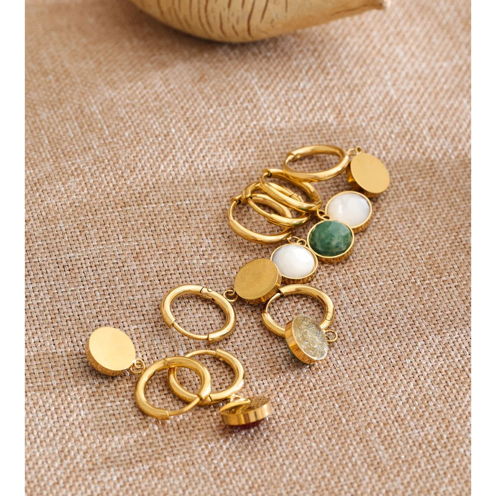Red natural stone geometric earrings in gold-plated stainless steel with natural stone.